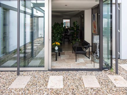 Vista dalla terrazza di Travertin Rustic in un elegante giardino d'inverno