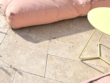 Foto del cliente: lastre di travertino Medium, burattate, con legante romano, posate su una terrazza, foto dei gradini con aiuole a destra e a sinistra