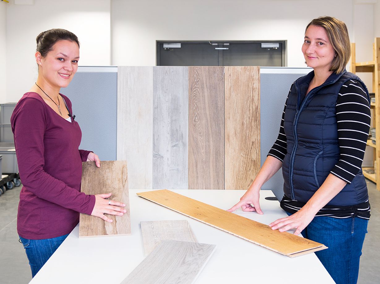 Due dipendenti mostrano diverse Piastrelle effetto legno