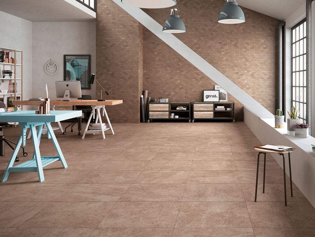 Camera in un loft moderno con piastrelle in gres porcellanato beige