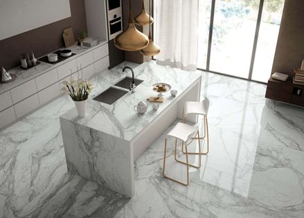 Cucina con piastrelle in gres porcellanato effetto marmo bianco-grigio dall'alto