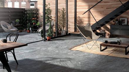 Zona giorno moderna con Piastrelle scure effetto ardesia