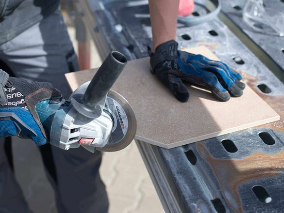 Le Piastrelle in gres porcellanato vengono tagliate