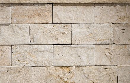 Vista frontale della parete in travertino