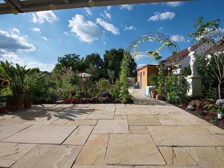 Giardino naturale con pietra arenaria Yellow Mint di colore chiaro e un cielo azzurro brillante