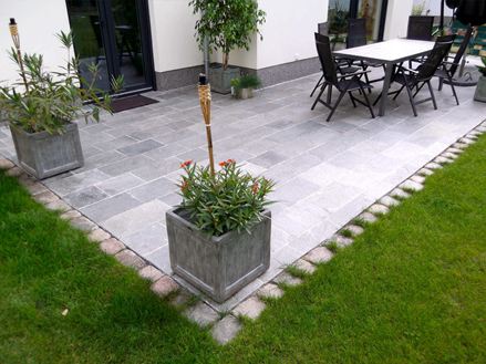 Foto del cliente: lastre di quarzite Kavalas, segate e spaccate, posate su un terrazzo, vista di un angolo