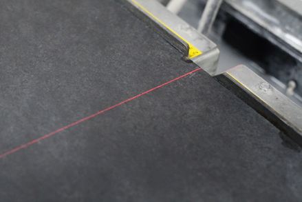 Un laser a infrarossi indica l'esatta lunghezza del bordo durante il taglio