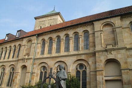 Monumento Windthorst presso la cattedrale con facciata in pietra naturale