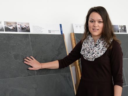 Un dipendente si trova di fronte a pannelli di ardesia campione