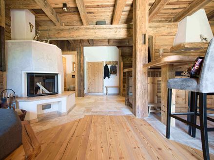 Tutto perfettamente armonizzato: Legno e pietra naturale in armonia