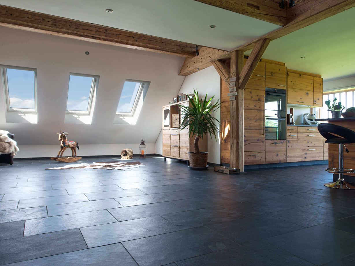 Il vecchio ama il nuovo e il legno e l'ardesia creano un effetto WOW!