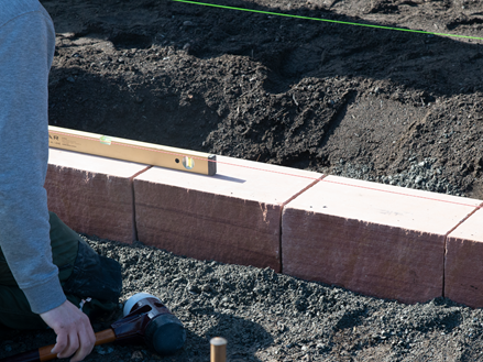 Livella a bolla d'aria sui Mattoni di pietra durante l'installazione