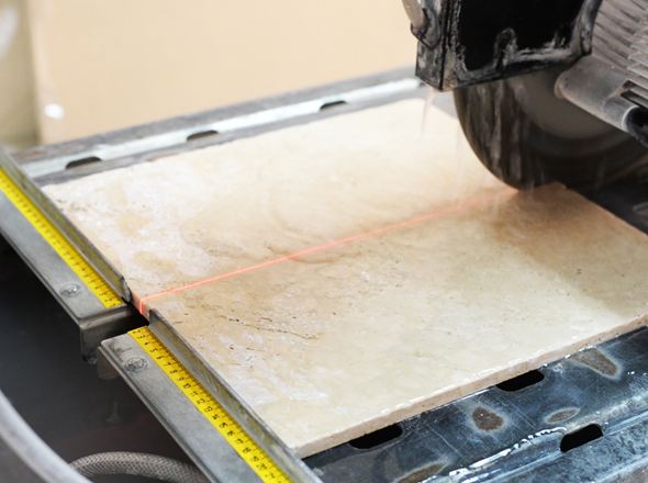 Una sega taglia la pietra naturale chiara