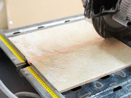 Una sega taglia la pietra naturale chiara