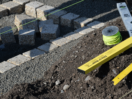 Sampietrini durante la posa in opera