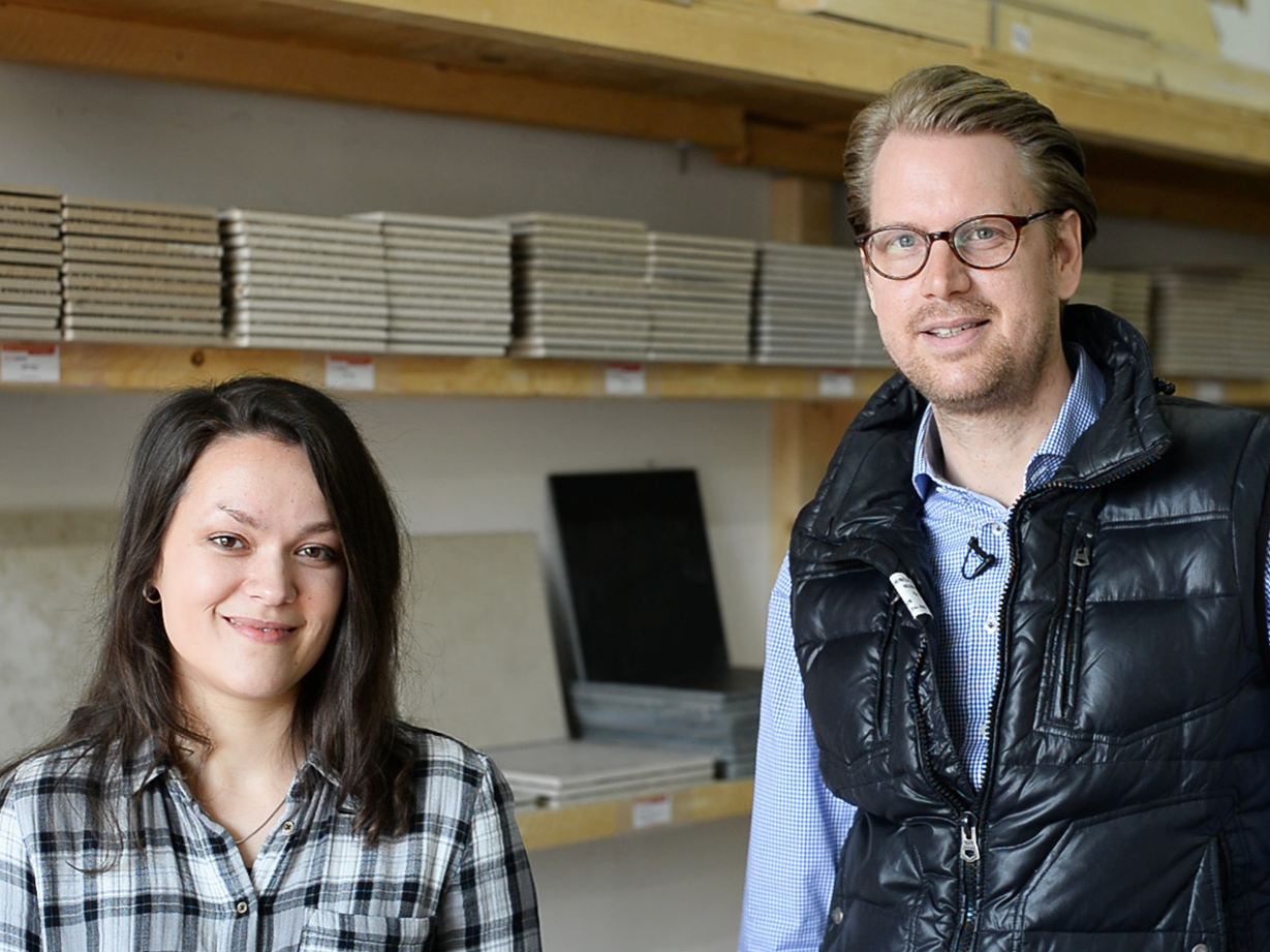 Un dipendente davanti a uno scaffale con piastrelle campione