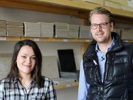 Un dipendente davanti a uno scaffale con piastrelle campione