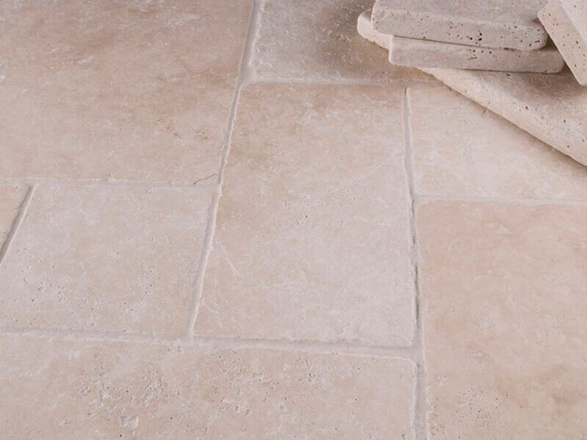 Piastrelle Light in travertino con pila di piastrelle come decorazione