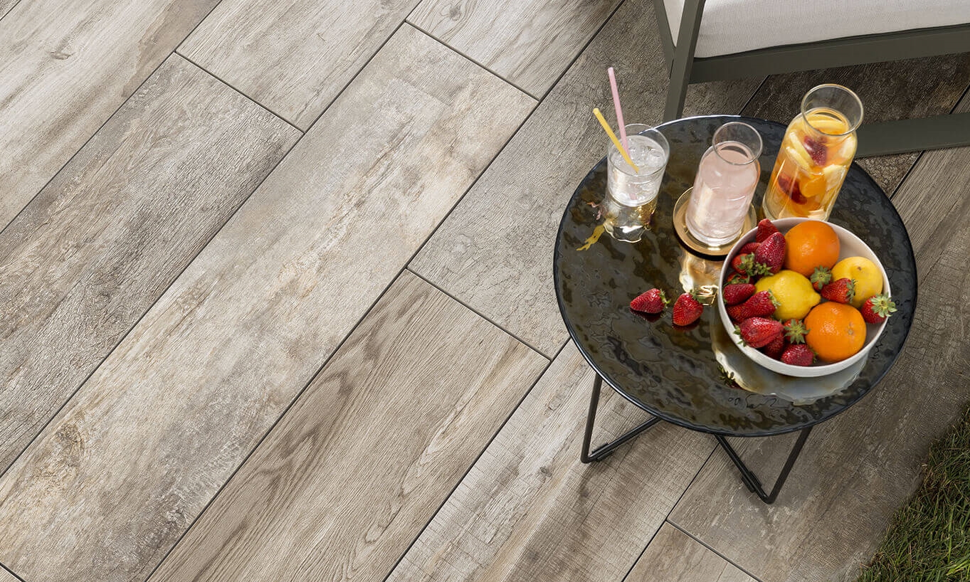 Tavolo con frutta su pannelli effetto legno Indie Smoke