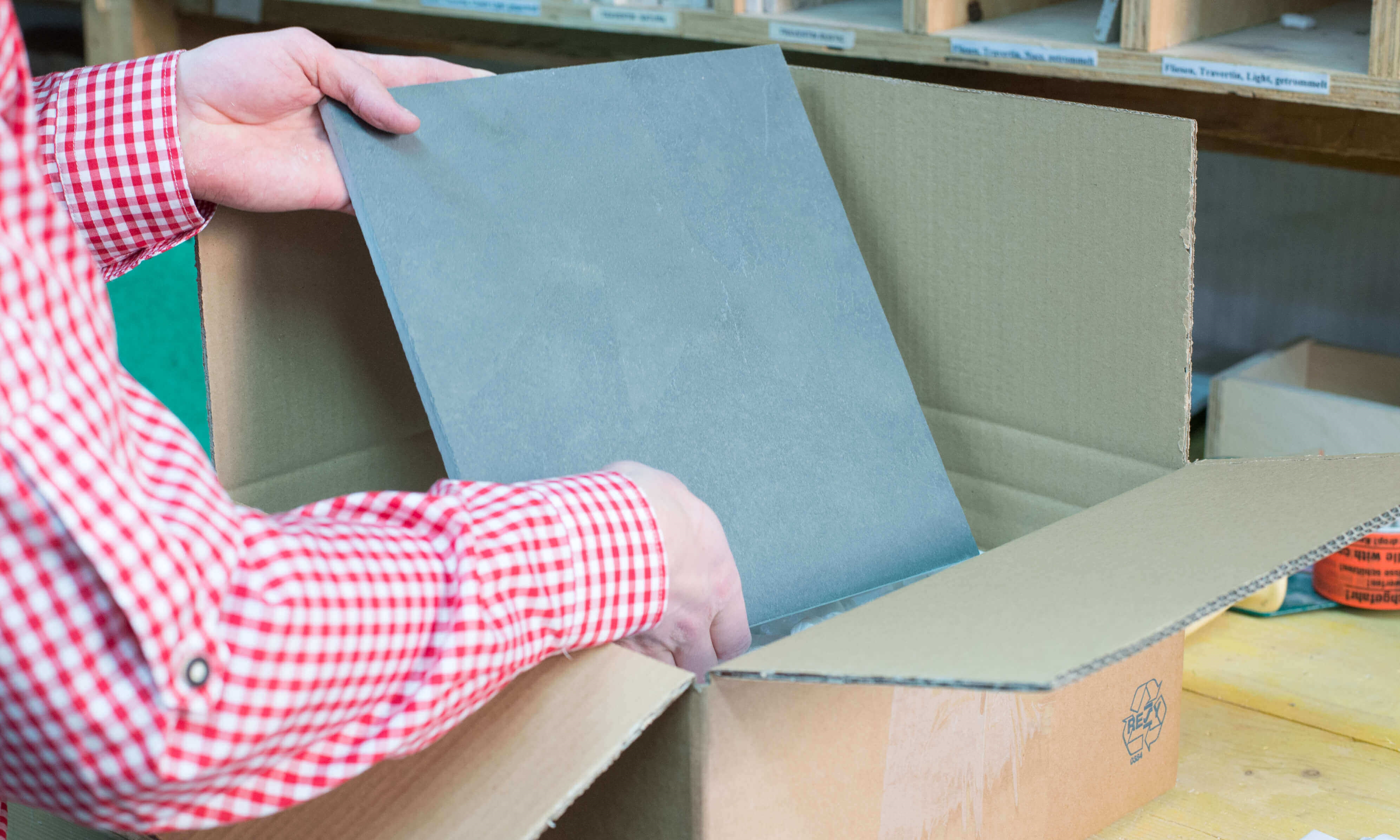 La piastrella campione viene inserita in una confezione