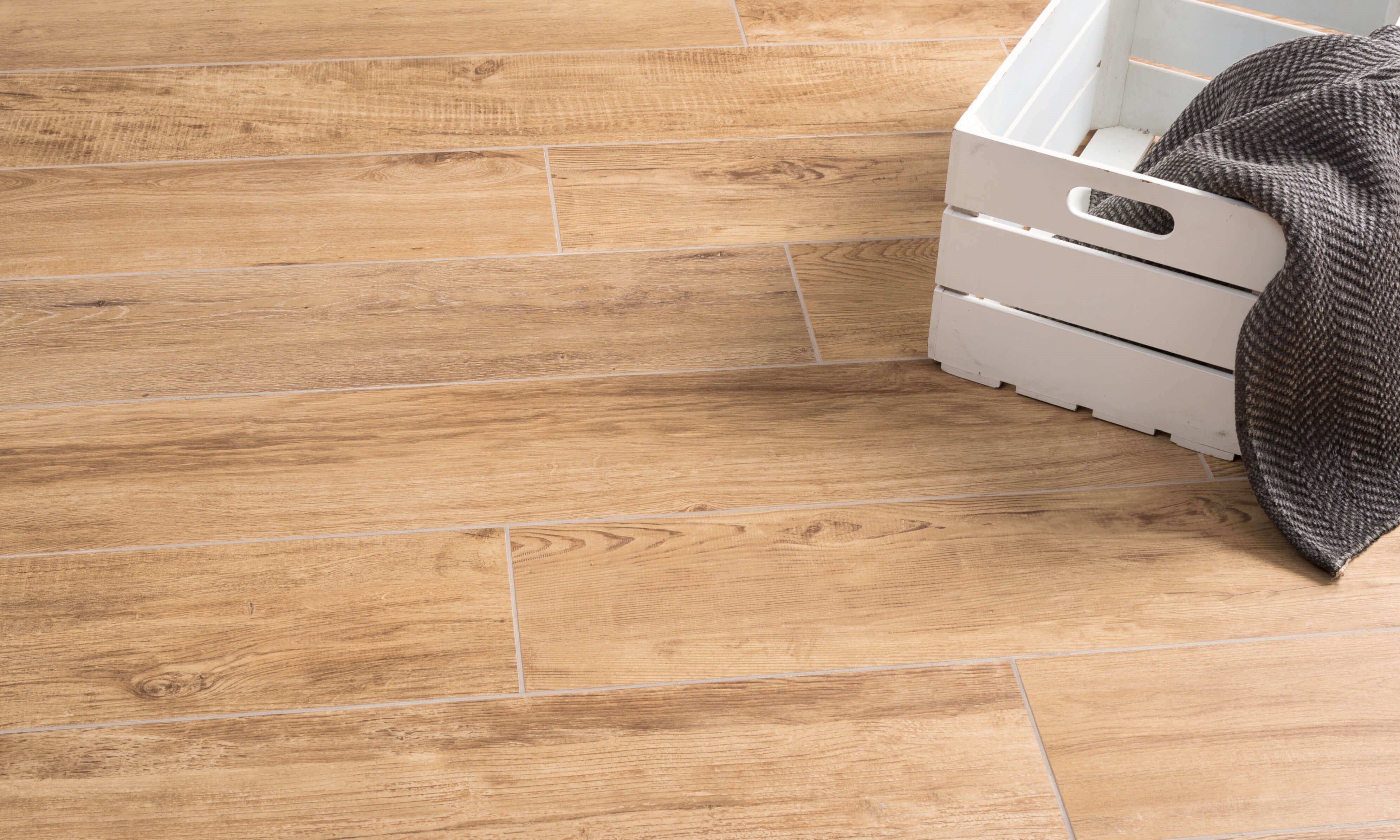 Cassa bianca a pavimento con piastrelle in gres porcellanato effetto legno