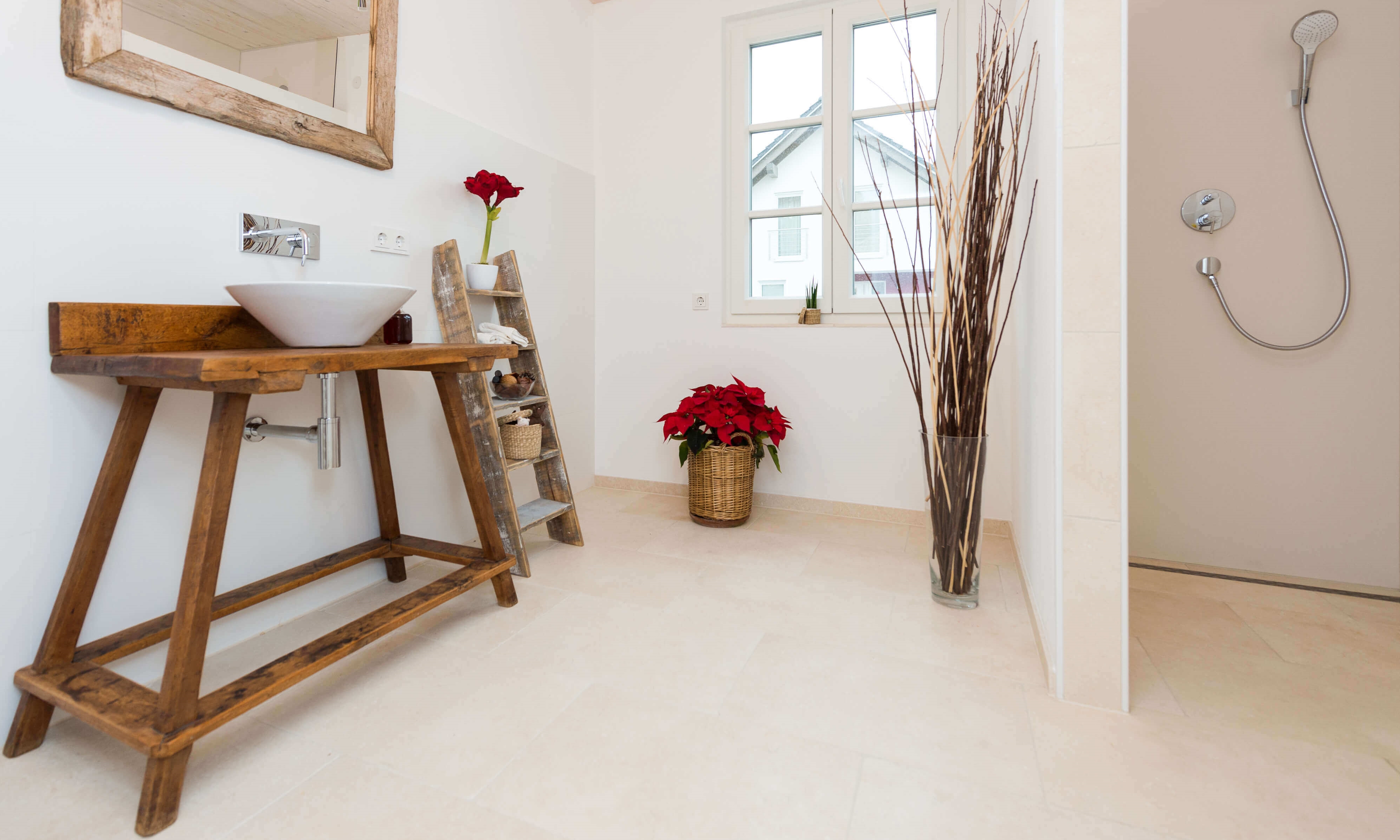 Bagno moderno con mobili in legno e piastrelle in pietra calcarea chiara