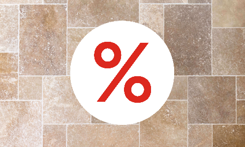 Piastrelle di travertino marrone-beige dall&#39;alto con cartello di vendita in alto