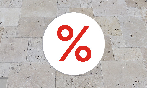 Piatti e prato, con sopra un cartello di vendita