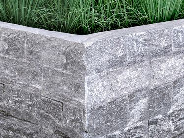 Mattoni di pietra Gneiss Urban Grey Line con erba