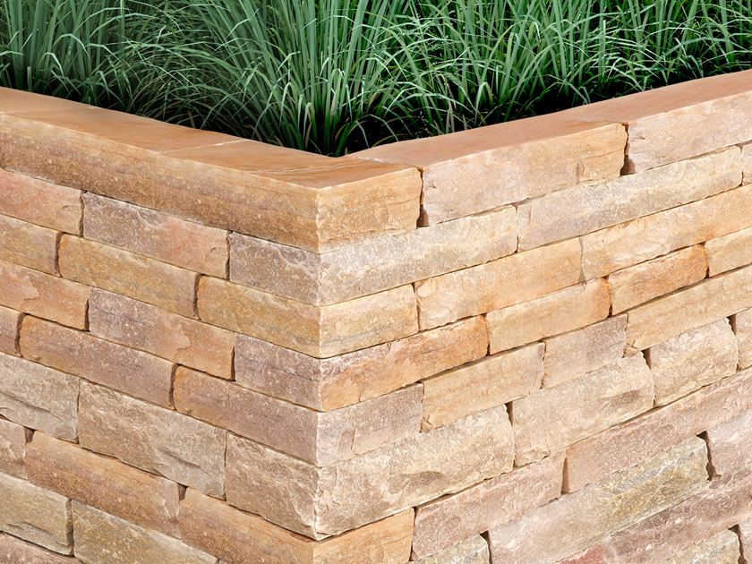 Mattoni di pietra quarzite Irish Gold con erba