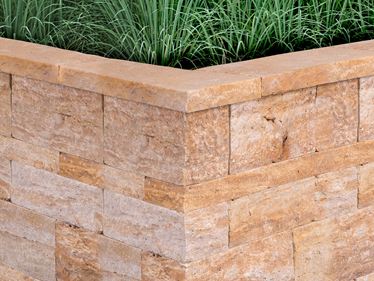 Mattoni di pietra Travertino Gold Rustic con erba