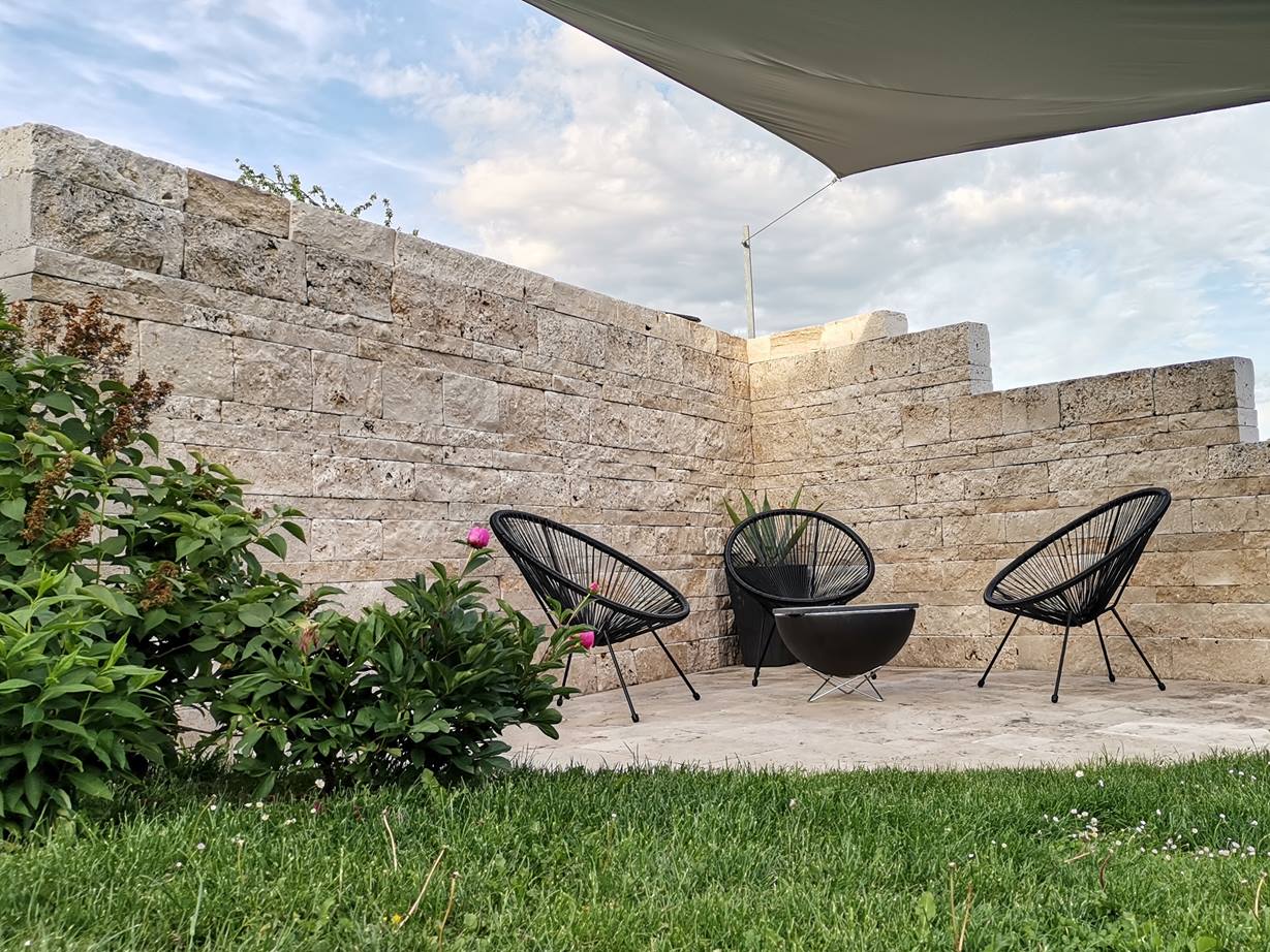 Foto del cliente. Contrasto attraente: parete mediterranea e mobili da salotto moderni Travertino_Massoneria_Medium_Select_Rustic_Sitting_Corner