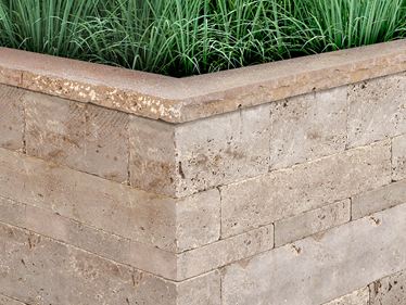 Mattoni di pietra di travertino con erba