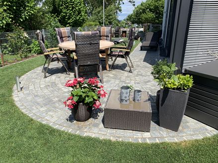 Sampietrini Gneiss Urban Grey Line in verde con fiori