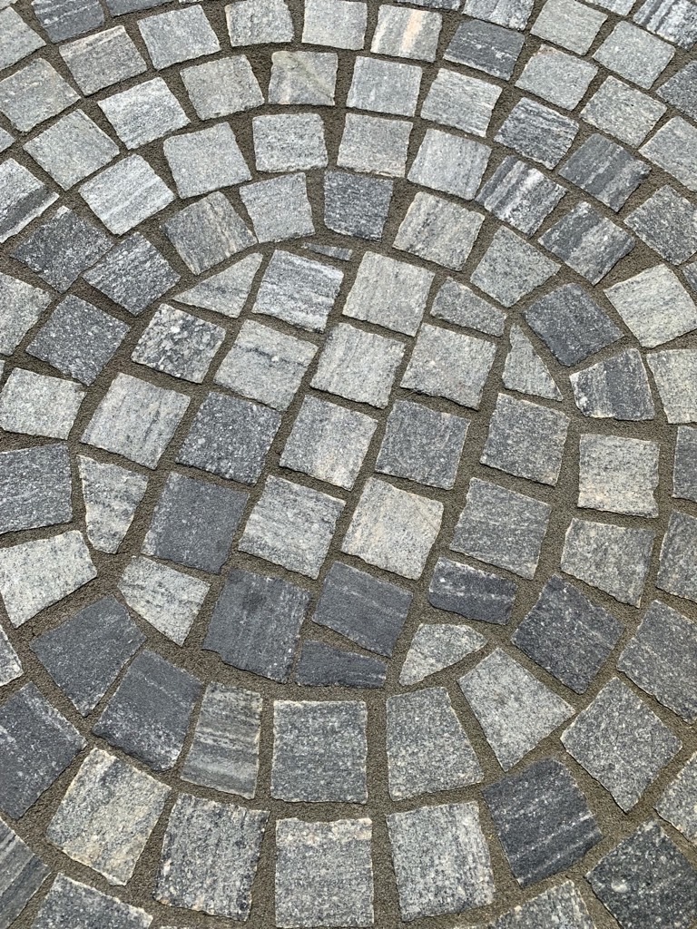 Sampietrini in gneiss Urban Grey Line posati in cerchio