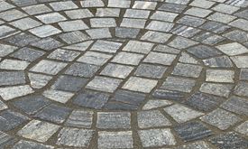 Idee di design con i Sampietrini di gneiss Sampietrini in gneiss Urban Grey Line posati in cerchio