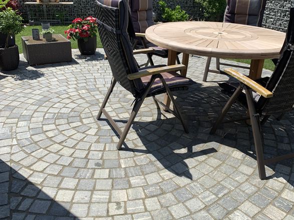 Sampietrini Gneiss Urban Grey Line con tavolo