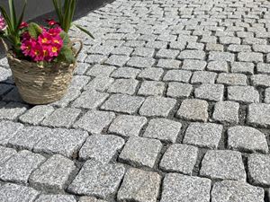 Pavimentazione_in_pietra_granito Argento_Rustice_driveway_vicino_ai_fiori