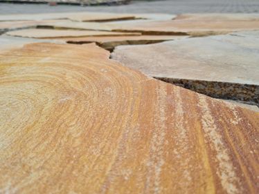 Piastrelle poligonali in quarzite Irish Gold close