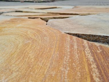 Piastrelle poligonali in quarzite Irish Gold close