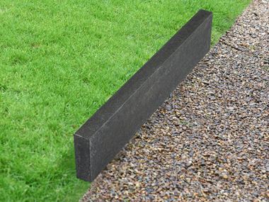 Cordolo per prato in basalto Takeda con tappeto erboso e ghiaia