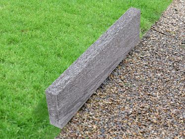 Cordolo per prato Urban Grey Line con erba e ghiaia