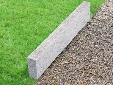 Cordolo per prato in Granito Silver Classico con prato e ghiaia