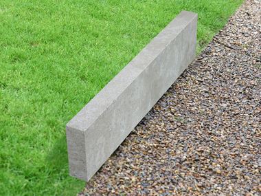 Cordolo per prato in pietra calcarea Camino Grey con prato e ghiaia