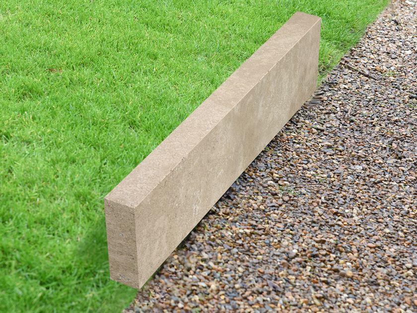 Cordolo per prato in pietra calcarea Camino Sand con prato e ghiaia_cutout_banner