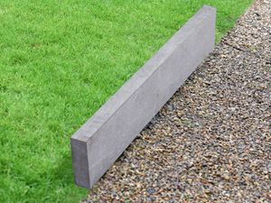 Cordolo per prato in pietra calcarea Lago con prato e ghiaia