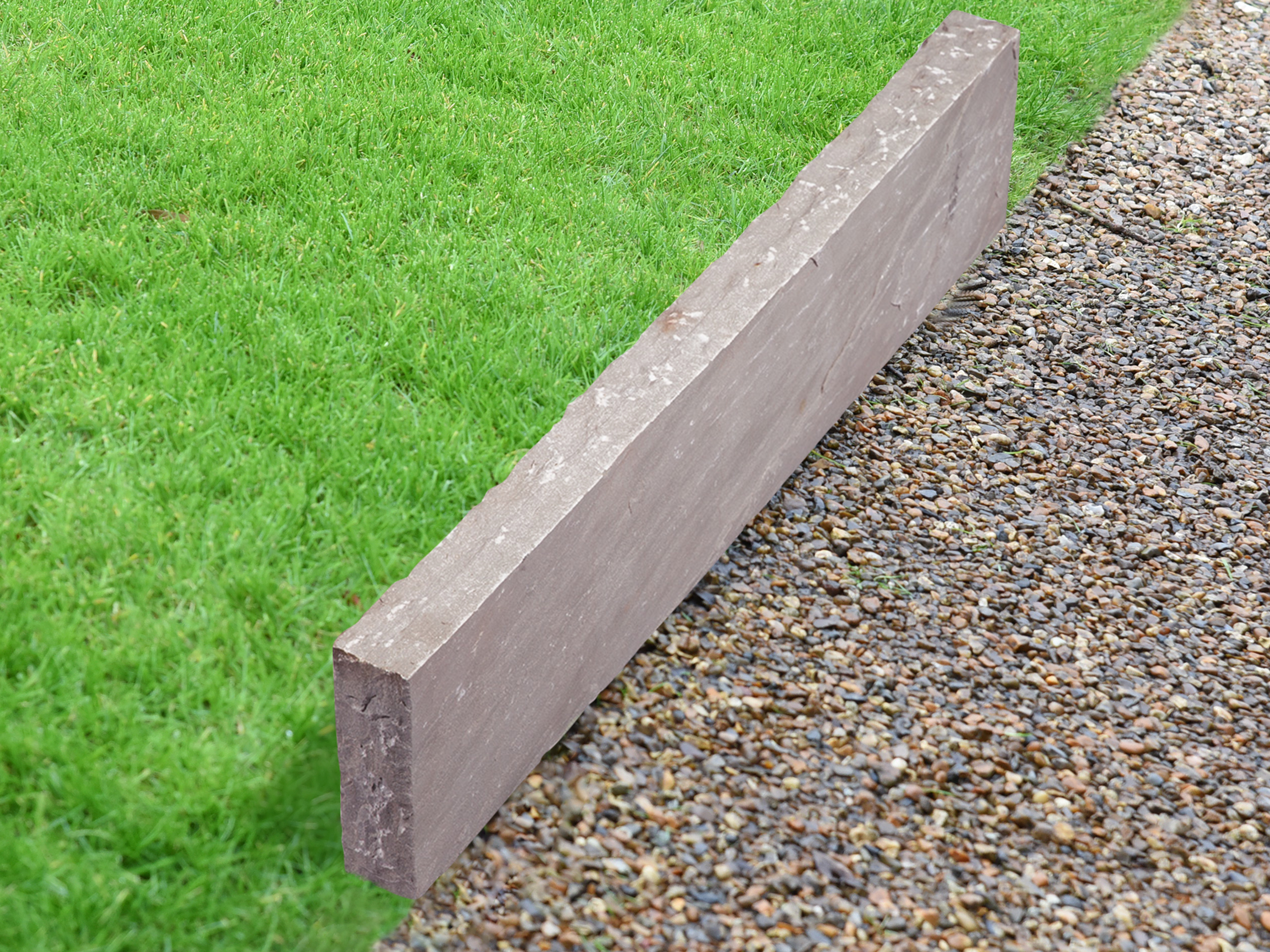 Cordolo per prato in pietra arenaria Kandla Grey con tappeto erboso e ghiaia