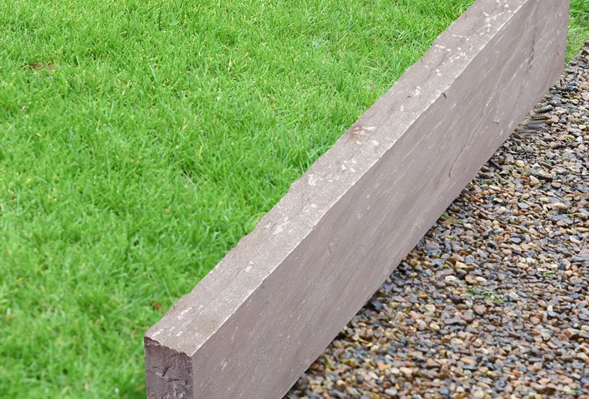 Cordolo per prato in pietra arenaria Kandla Grey con prato e ghiaia_cutout_banner