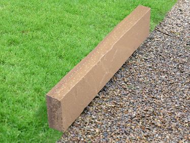 Cordolo per prato in pietra arenaria con erba e ghiaia