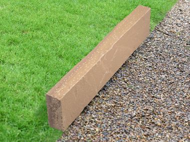 Cordolo per prato in pietra arenaria con erba e ghiaia